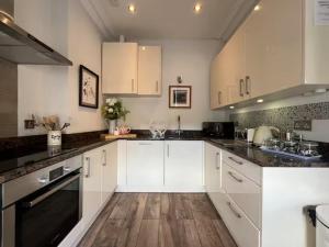 Una cocina o cocineta en Pass the Keys Cobblers Rest in Central Bakewell & Free Parking