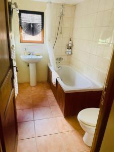 łazienka z wanną, toaletą i umywalką w obiekcie Gîte Bidallon w mieście Saint-Michel-Saint-Jaymes