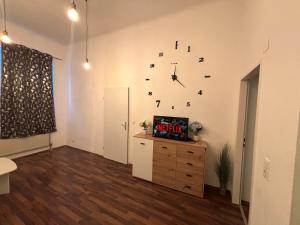 ウィーンにあるCityhit 1020Treasure Homeのリビングルーム(壁掛け時計付)