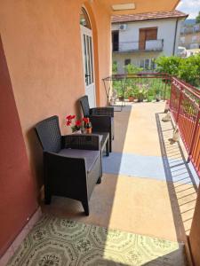 a patio with chairs and a table on a balcony at Stan Uljarević in Zlatište