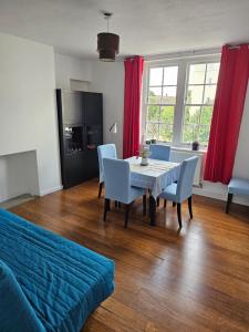a living room with a table and a blue couch at Flat in Hammersmith - Close to tube station in London