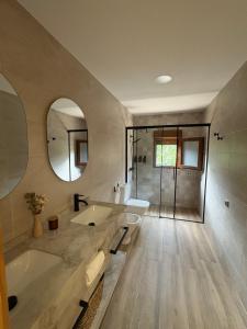 Et badeværelse på Casa Rural ENTRE LAGUNAS + 8 billeder