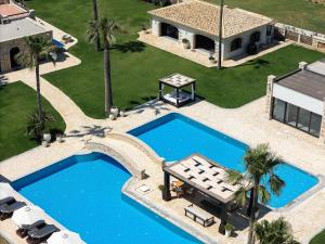 Bazén v ubytování Paralia Beachfront Residence nebo v jeho okolí