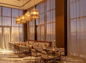 タンジェにあるIdou Malabata Beach and SPAの長いテーブルと椅子のある広いダイニングルーム +186枚の写真