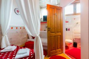 niewielka łazienka z łóżkiem i zasłoną w obiekcie Villa Cynamon w Wiśle +37 zdjęć