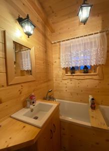 Koupelna v ubytování Hope Mountain Escape Poland, Wooden Cabin