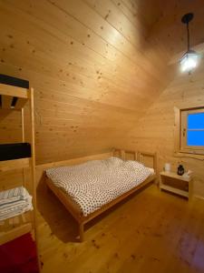 Postel nebo postele na pokoji v ubytování Hope Mountain Escape Poland, Wooden Cabin