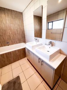 Ένα μπάνιο στο Complete Modern 3-Bedroom Home