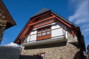 un edificio con balcón en la parte superior en Eth Humarau de Ço de Bernat, en Mont