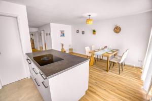 a kitchen and dining room with a dining table at Stilvoll - Heimkino, Kochinsel, Parkplatz, Neubau & Mehr in Scheyern