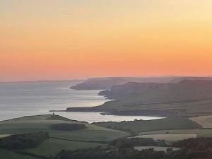 - Vistas al océano al atardecer en Caroline's House, en Swanage