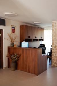 Kuchyň nebo kuchyňský kout v ubytování Hotel Stari Dvor