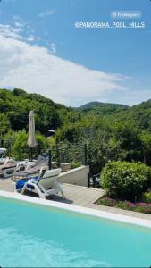uma piscina com espreguiçadeiras e vista para uma montanha em Panorama Pool Hills em Ledinci mais 19 fotografias