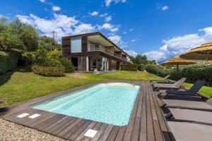 a villa with a swimming pool and a house at Splendide appartement T3 piscine et vue mer in Grosseto-Prugna