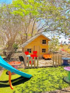 een klein huis met een glijbaan en een speeltuin bij Casa Maida in Tetir +27 foto's