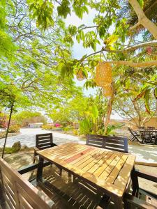 een houten picknicktafel onder een boom bij Casa Maida in Tetir