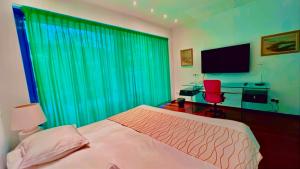 Giường trong phòng chung tại Domus Hotel