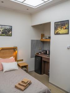 una camera da letto con un letto con due asciugamani sopra di Sobe Teatar 3 a Subotica