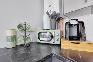 WrittleにあるStudio By Homestyles Hosts Short Lets & Serviced Accommodation Widford With Free WiFiの電子レンジとトースターオーブンを備えたキッチンカウンター