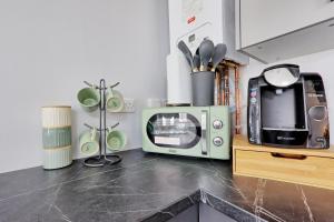 WrittleにあるStudio By Homestyles Hosts Short Lets & Serviced Accommodation Widford With Free WiFiのカウンターに電子レンジとエーテルのあるキッチン