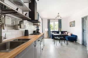 Η κουζίνα ή μικρή κουζίνα στο Yellow villa
