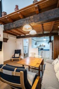 a living room with a wooden table and chairs at Casa Rural La Barquilla in Acebo