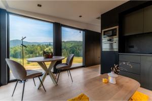 Nespecifikovaný výhled na hory nebo výhled na hory při pohledu z prázdninového domu