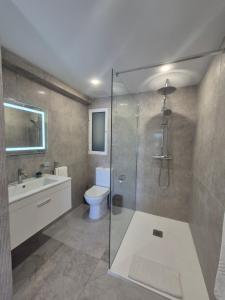 une salle de bain avec une douche, des toilettes et un lavabo dans l'établissement The Londoner Hotel Sliema, à Sliema 37 autres photos