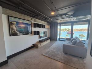 un salon avec un canapé et une grande fenêtre dans l'établissement The Londoner Hotel Sliema, à Sliema