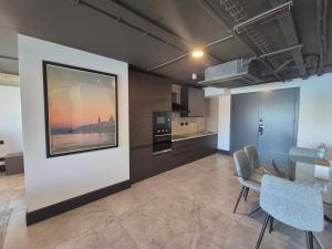 Cuisine ou kitchenette dans l'établissement The Londoner Hotel Sliema