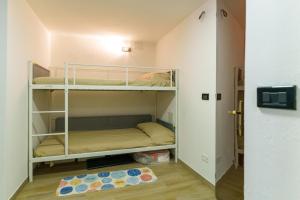 a room with two bunk beds in a room at iFlat Appartamento Pineta in Breuil-Cervinia