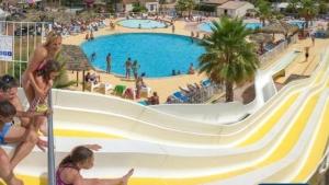 Un grupo de personas en un tobogán de agua en un complejo turístico. en La Sardine, en Fréjus 5 fotos más