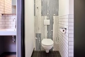 ein Badezimmer mit Toilette und Waschbecken in der Unterkunft Generator Paris in Paris