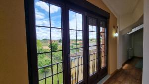 una habitación con una ventana grande con vistas en Casa Villamor de Orbigo, 