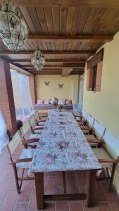 una gran mesa de madera en una habitación con sillas en Casa Villamor de Orbigo,  17 fotos más