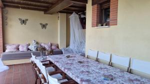 Un comedor con una mesa y un sofá. en Casa Villamor de Orbigo, 