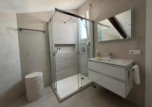 A bathroom at Apartamento Mirador del Tinto centro ciudad