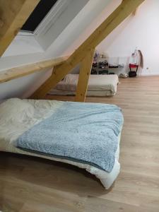 1 Schlafzimmer mit 2 Etagenbetten im Dachgeschoss in der Unterkunft Belle maison au calme 200m2 in Coubron + 3 Fotos