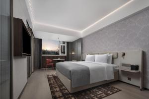 Postel nebo postele na pokoji v ubytování Wanda Yue Ürümqi