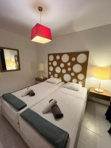 Un dormitorio con una cama con dos toallas encima. en Luna Dorada Vera Playa- bajo, en Los Amarguillos 23 fotos más