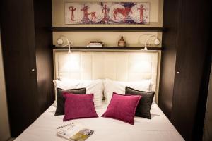 カスティリオーネ・デッラ・ペスカーイアにあるCamping Village Rocchetteのベッドルーム1室(赤と白の枕が備わるベッド1台付)