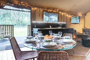 a dining room with a table and chairs at de Swaenhoeve in Zoersel