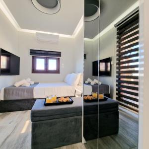 Un dormitorio con una cama y un espejo grande. en D&A Luxury suite with private Jacuzzi, en Ligaria
