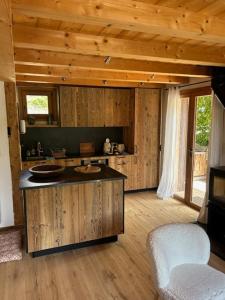 een badkamer met 2 wastafels in een kamer met houten wanden bij Le chalet Leïla in Manigod +13 foto's