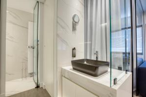 Koupelna v ubytování GSM Elevated Luxury Suites