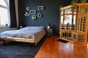 a bedroom with a bed and a blue wall at Ferienwohnung Buchholzer Straße 1 in Annaberg-Buchholz