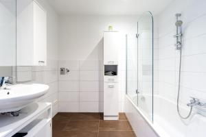 Un baño de Apartment in a green location with Parking & Balcony, Walking distance to U1 Metro 29 fotos más