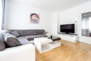 Una televisión o centro de entretenimiento en Apartment in a green location with Parking & Balcony, Walking distance to U1 Metro