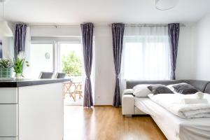 Una cama o camas en una habitación de Apartment in a green location with Parking & Balcony, Walking distance to U1 Metro
