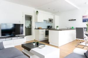 Una cocina o cocineta en Apartment in a green location with Parking & Balcony, Walking distance to U1 Metro